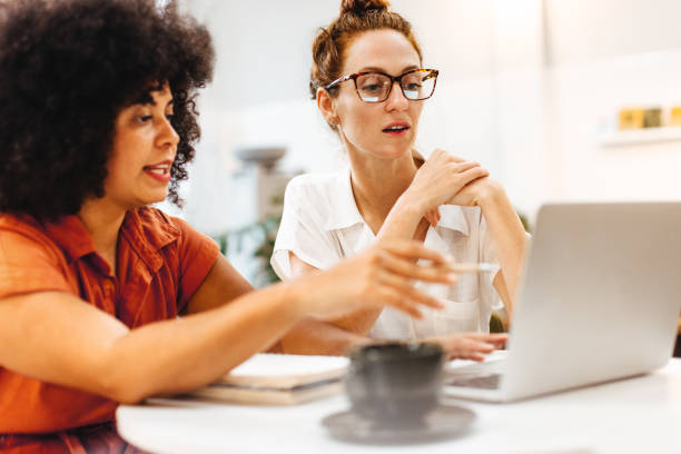 istock Business woman discussing work with her client in a coffee shop 1725875249