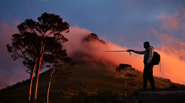 but, pointage et un homme randonnant dans les montagnes la nuit pour voyager, la liberté ou pour explorer la nature éloignée. ciel, motivation et obscurité avec un backpacker trekking dans la forêt pour l’aventure dans l’espace - forest black forest sky night photos et images de collection