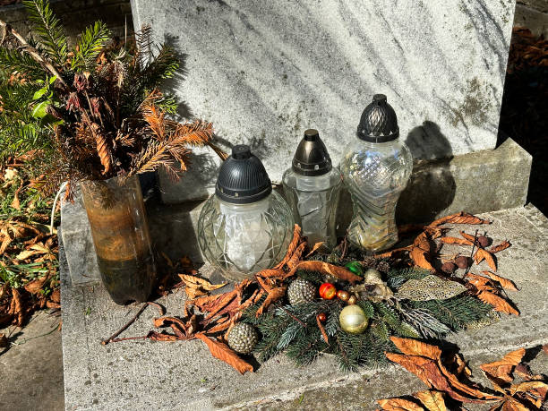istock Lanterns and leaves on the tombstone 1725951635