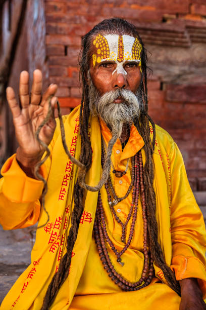 sadhu-indian holyman seduto nel tempio - casita foto e immagini stock