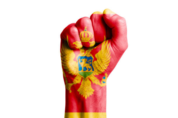 poing de main de l’homme du drapeau du monténégro peint. isoler - 5576 photos et images de collection