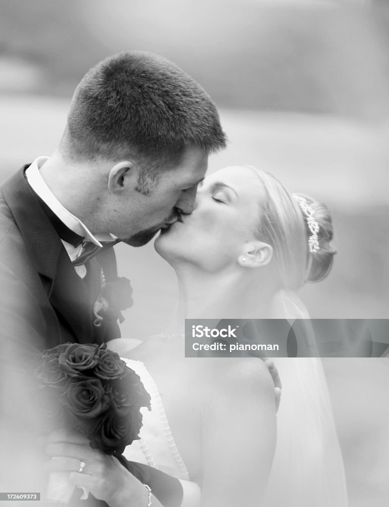 Noiva e noivo beijando - Foto de stock de Adulto royalty-free