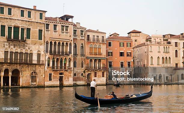 Photo libre de droit de Romantique En Gondole banque d'images et plus d'images libres de droit de Venise - Venise, Gondole, Attraction foraine - Équipement de loisirs