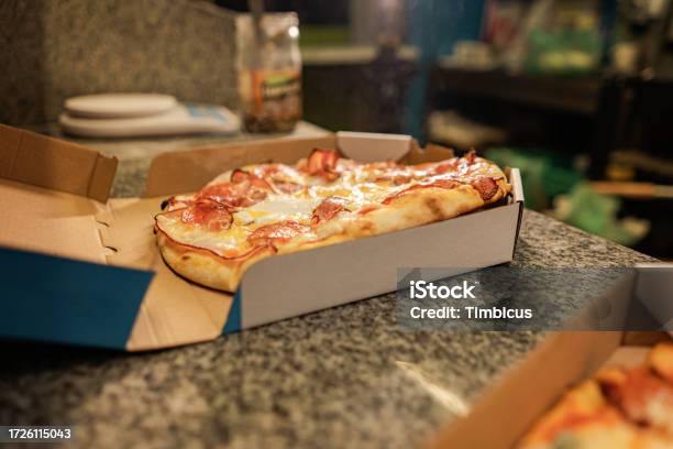 Foto de Papa Johns Pizza Na Caixa No Fundo Branco e mais fotos de