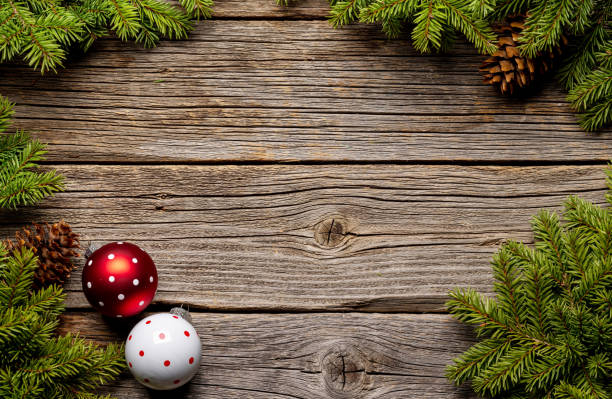 Ramas de abeto de Navidad, bolas y piñas sobre madera - foto de stock