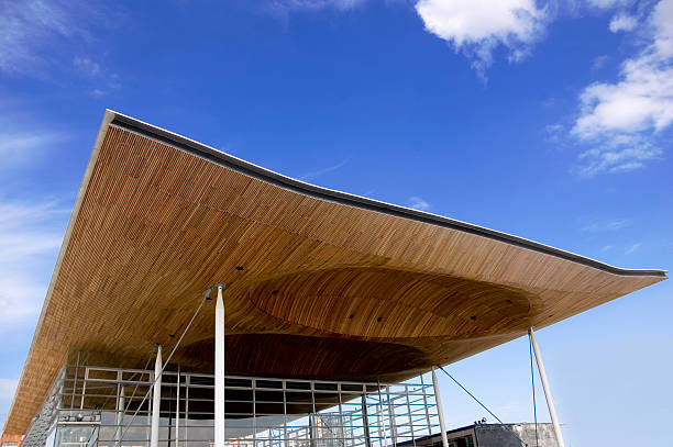 edificio de la asamblea nacional de cardiff - cardiff wales bay uk fotografías e imágenes de stock