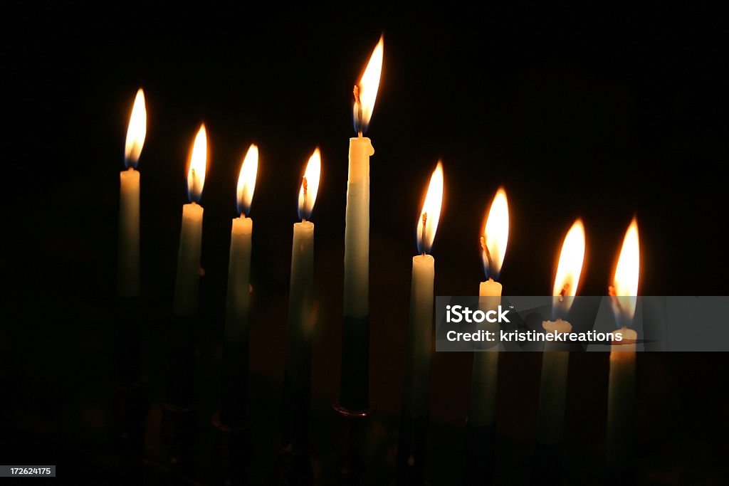 Menorah al buio - Foto stock royalty-free di Hanukkah