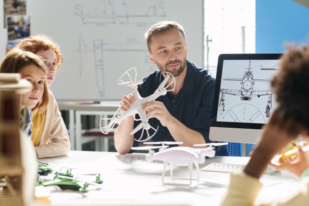 istock Science Teacher Talking about Principles of Aerodynamics 1726243524