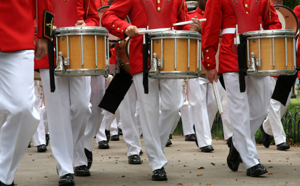 marszowa banda z drummers chodzenie w dół ulicy w linię opływową - parade marching military armed forces zdjęcia i obrazy z banku zdjęć