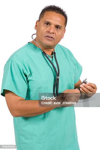 Izolowane Zdjęciadojrzały Mężczyzna Hispanic Badanie - zdjęcia stockowe i więcej obrazów Badanie lekarskie