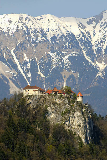 mountain und castle - hillfort stock-fotos und bilder