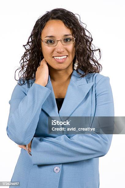 Isolierte Porträtsjunge Hispanische Geschäftsfrau Stockfoto und mehr Bilder von Brille - Brille, Frauen, Freisteller – Neutraler Hintergrund