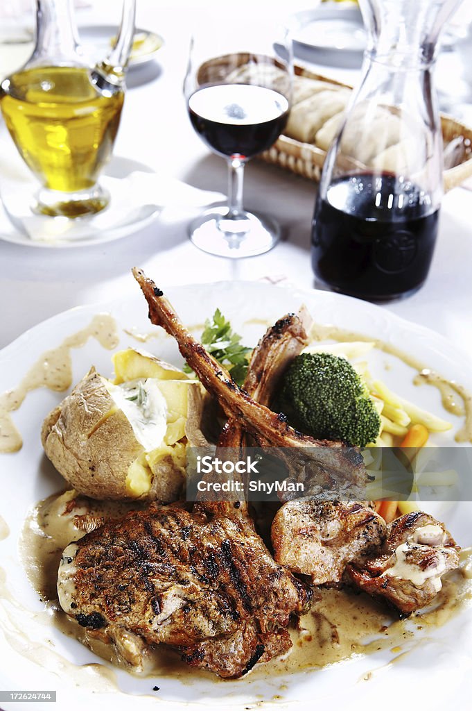 Costillas de ternera con los huesos - Foto de stock de Aceite para cocinar libre de derechos