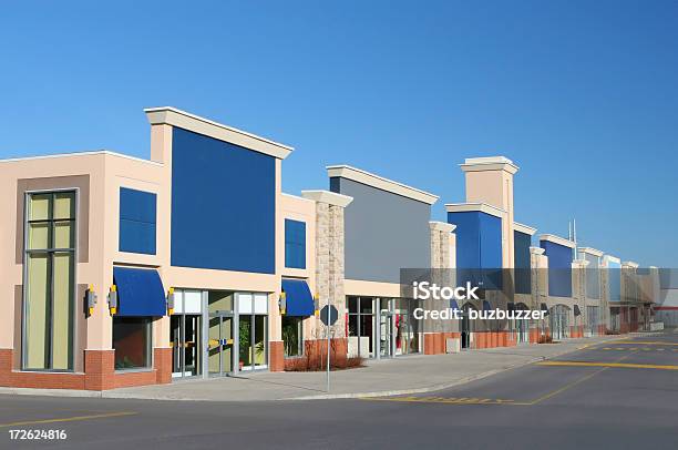 Foto de Shopping Center Building e mais fotos de stock de Centro Comercial de Rua - Centro Comercial de Rua, Exterior de Prédio, Exterior