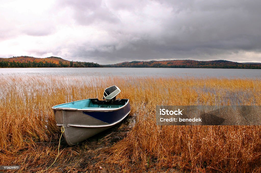 Bateau sur le lac dans des nuages de tempête - Photo de Tempête libre de droits