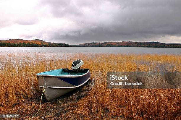 Photo libre de droit de Bateau Sur Le Lac Dans Des Nuages De Tempête banque d'images et plus d'images libres de droit de Tempête - Tempête, Canada, Transport nautique