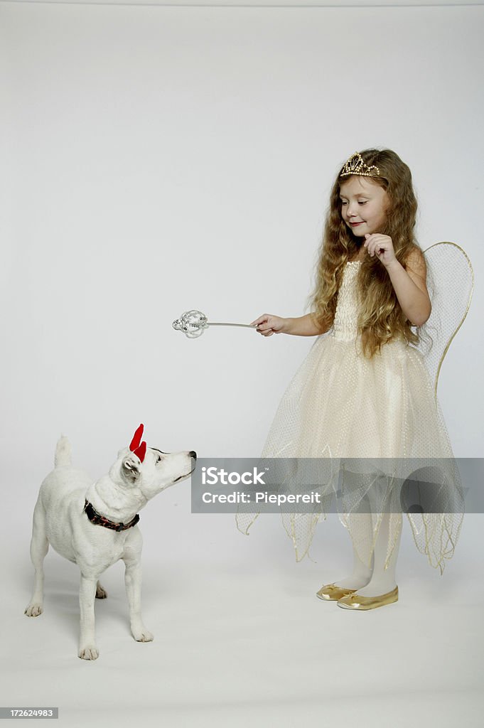 Poco chica en traje de hadas jugando con perro - Foto de stock de Actuación - Representación libre de derechos