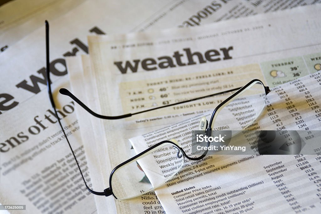 Lectura clima de periódico Media de la jubilación gafas de lectura. - Foto de stock de 401k - Palabra en inglés libre de derechos