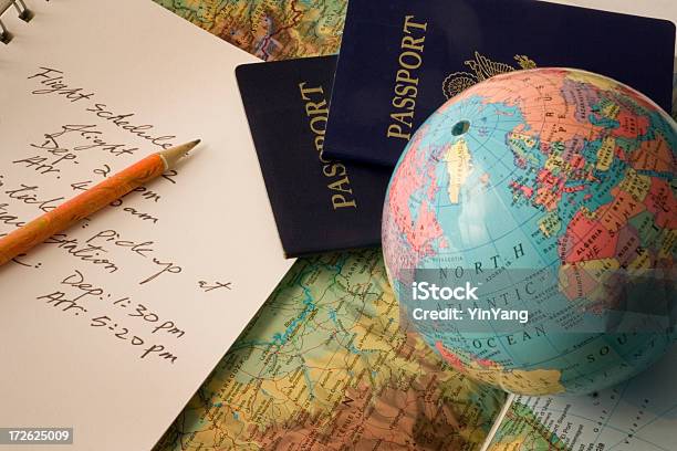 Foto de Planejamento De Viagem De Férias Internacionais Com Passaporte Mundo Mapa E Programação e mais fotos de stock de Itinerário de Viagem