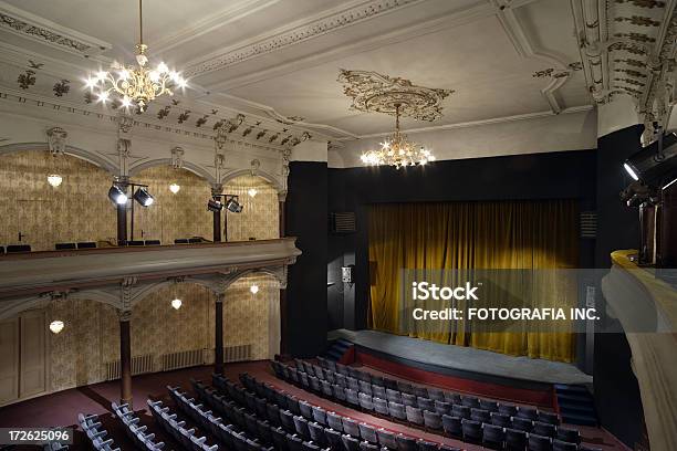 Viejo Interior Del Teatro Foto de stock y más banco de imágenes de Representación teatral - Representación teatral, Teatro, Escenario