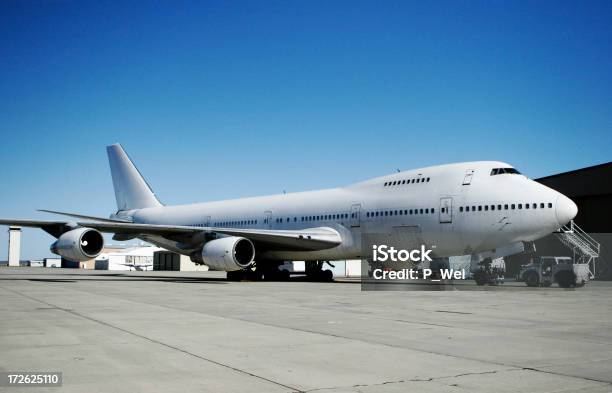 Foto de All White 747 Plane e mais fotos de stock de Avião - Avião, Avião comercial, Céu Claro