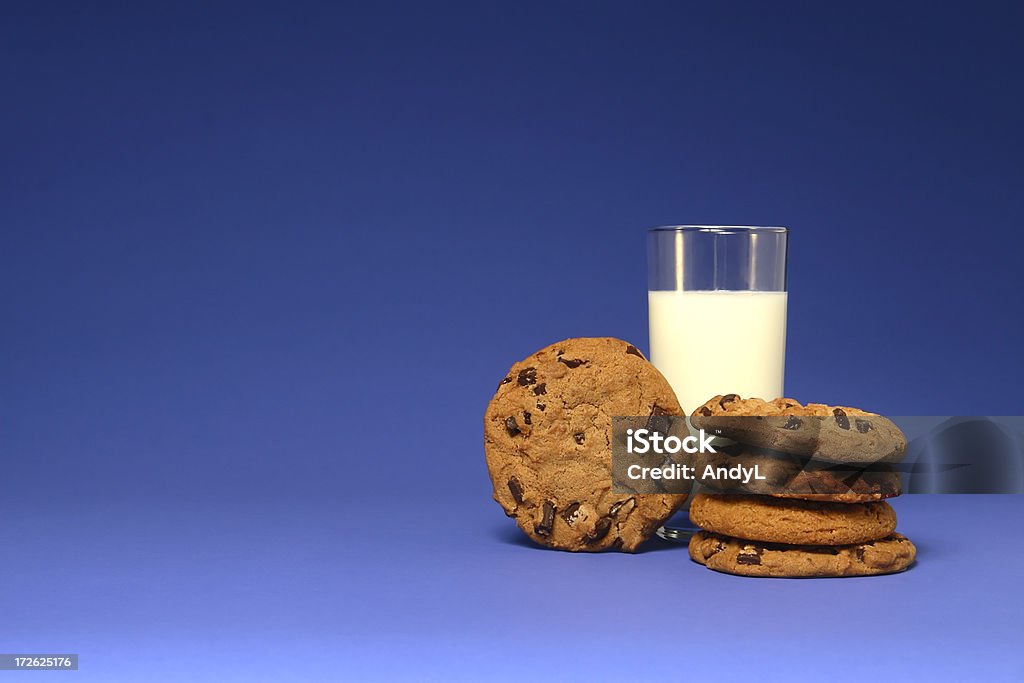 Leche y galletas sobre azul - Foto de stock de Azul libre de derechos