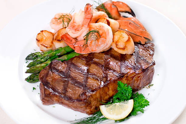 stek & płyta owoców morza - lobster strip steak steak seafood zdjęcia i obrazy z banku zdjęć