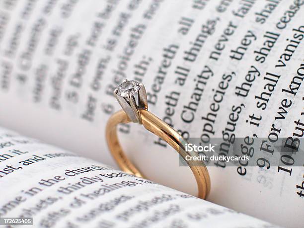 Кольцо Невесты Библия Kjv — стоковые фотографии и другие картинки Число 13 - Число 13, Алмаз, Библия