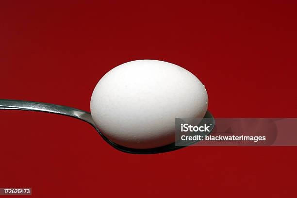 Huevo Rojo Foto de stock y más banco de imágenes de Alimento - Alimento, Animal, Blanco - Color