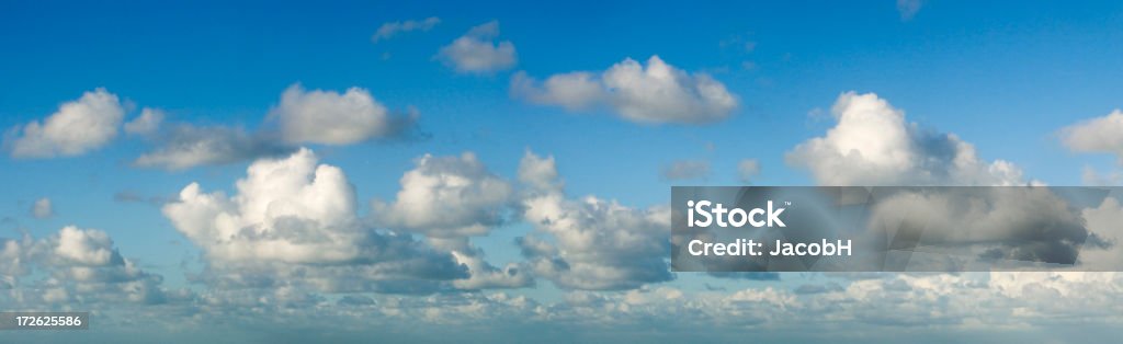 Panorama di nuvole e cielo - Foto stock royalty-free di A mezz'aria