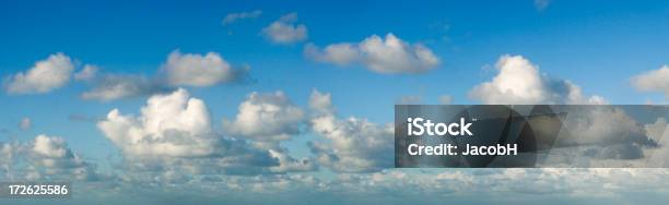 Panorama Di Nuvole E Cielo - Fotografie stock e altre immagini di A mezz'aria - A mezz'aria, Bianco, Blu