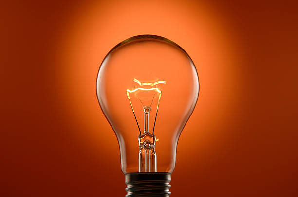 글로잉 lightbulb 온 오렌지 배경기술 - light bulb electricity inspiration orange 뉴스 사진 이미지