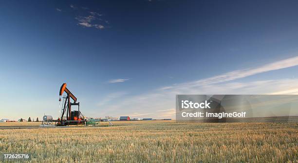 Plataforma Petrolífera En Las Llanuras En La Región Central De Los Estados Unidos Foto de stock y más banco de imágenes de Bomba de petróleo