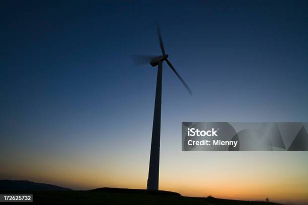 Mulino A Vento Al Tramonto Silhouette - Fotografie stock e altre immagini di Elettricità - Elettricità, Energia sostenibile, Turbina a vento