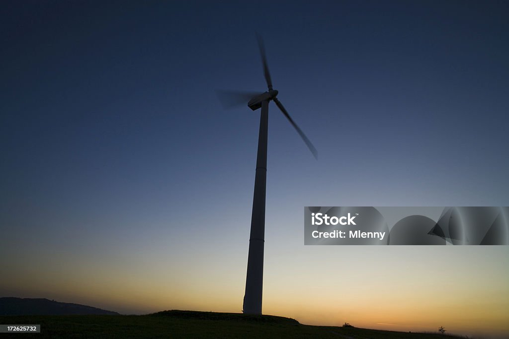 Moinho de vento ao pôr-do-sol silhueta - Foto de stock de Eletricidade royalty-free