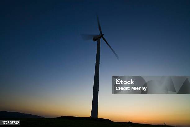 Foto de Moinho De Vento Ao Pôrdosol Silhueta e mais fotos de stock de Eletricidade - Eletricidade, Energia sustentável, Turbina Eólica