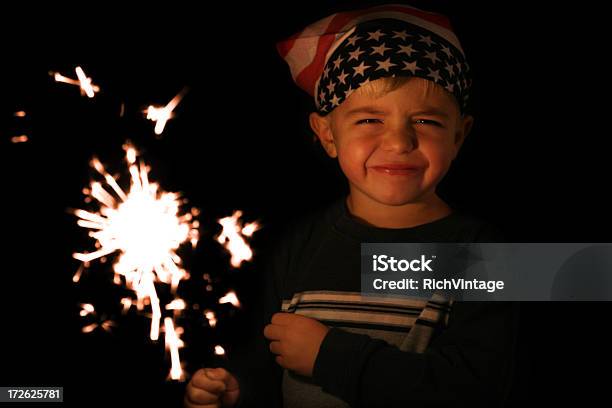 Celebración Del 4 De Julio Foto de stock y más banco de imágenes de Cuatro de julio - Cuatro de julio, Niño, Bengala - Fuego artificial