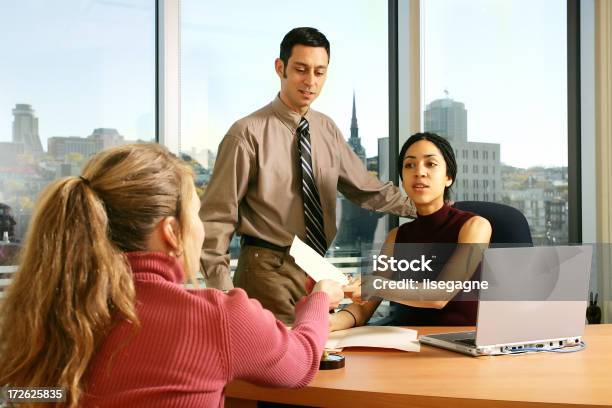 Diskussion Stockfoto und mehr Bilder von Blondes Haar - Blondes Haar, Braunes Haar, Büro