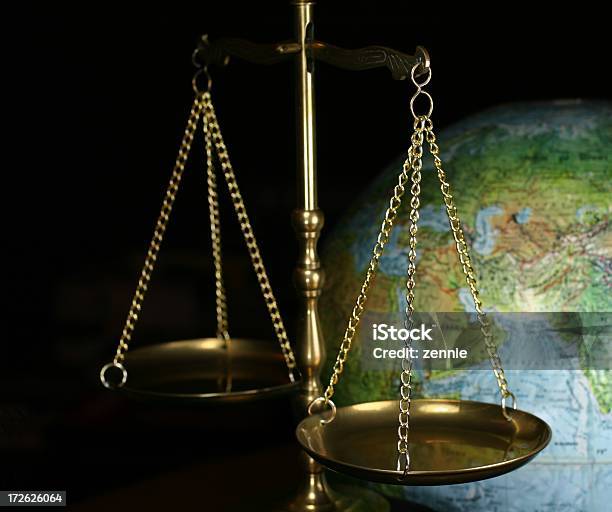 Справедливость В Мире 2 — стоковые фотографии и другие картинки Глобус - Глобус, Справедливость - понятие, Весы