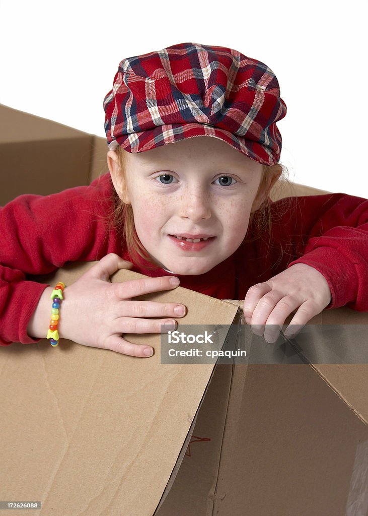 Niño en una caja de cartón - Foto de stock de 6-7 años libre de derechos
