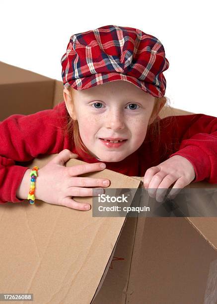 Niño En Una Caja De Cartón Foto de stock y más banco de imágenes de 6-7 años - 6-7 años, Alegre, Caja