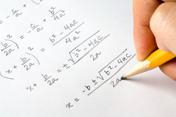 mano escribiendo álgebra ecuaciones - álgebra fotografías e imágenes de stock