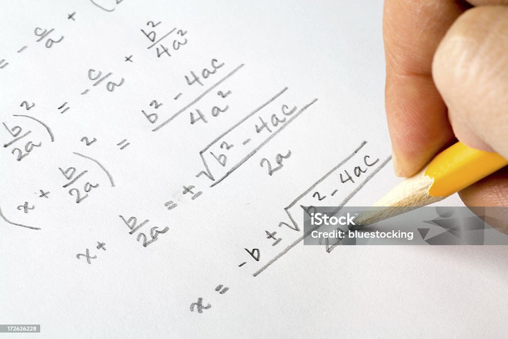 Mano scrivere algebra equazioni - Foto stock royalty-free di Corso di matematica