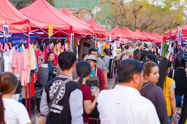 Mercado noturno lotado em Vientiane - foto de acervo