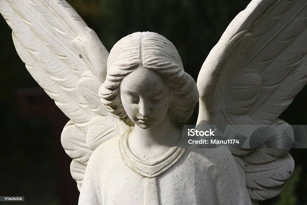 Белый Gravestone Ангел н�а серьезной - Стоковые фото Ангел роялти-фри