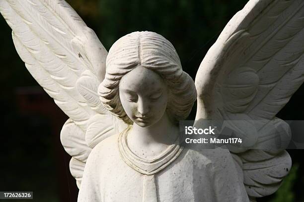 Белый Gravestone Ангел На Серьезной — стоковые фотографии и другие картинки Ангел - Ангел, Серьёзный, Статуя