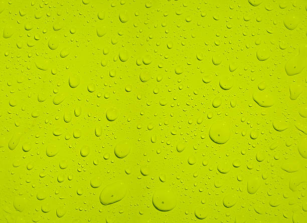 perles de gouttes d'eau sur une surface de jaune - beaded water photos et images de collection