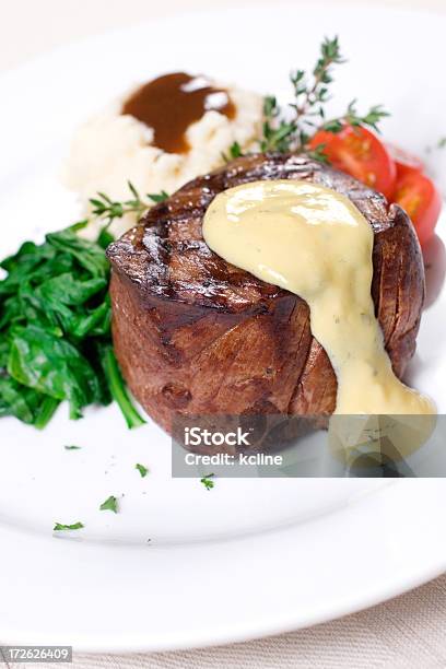 Photo libre de droit de Filet Mignon Avec Une Sauce Sauce Béarnaise banque d'images et plus d'images libres de droit de Sauce béarnaise - Sauce béarnaise, Filet mignon, Purée de pommes de terre