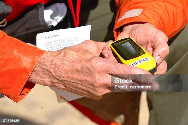 Uomo Di Formazione Con Unità Gps - Fotografie stock e altre immagini di Affari - Affari, Ambientazione esterna, Ambiente