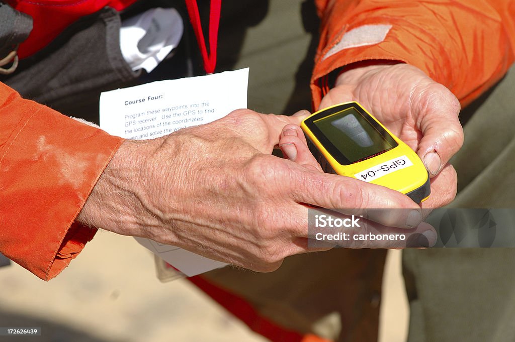 Homem treino, segurando a unidade GPS - Foto de stock de Achar royalty-free